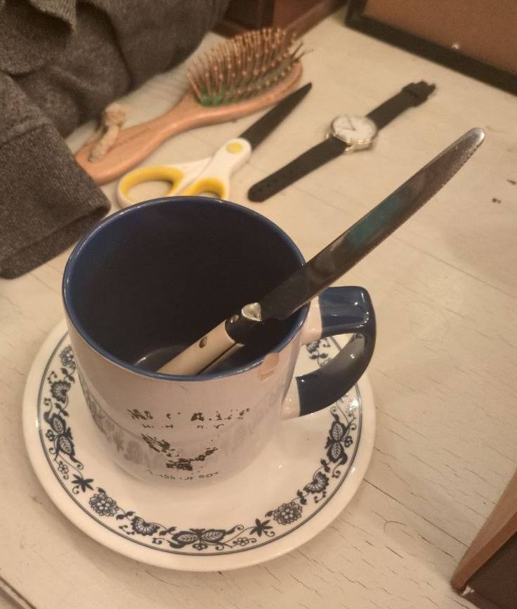 KNiFEinMUG